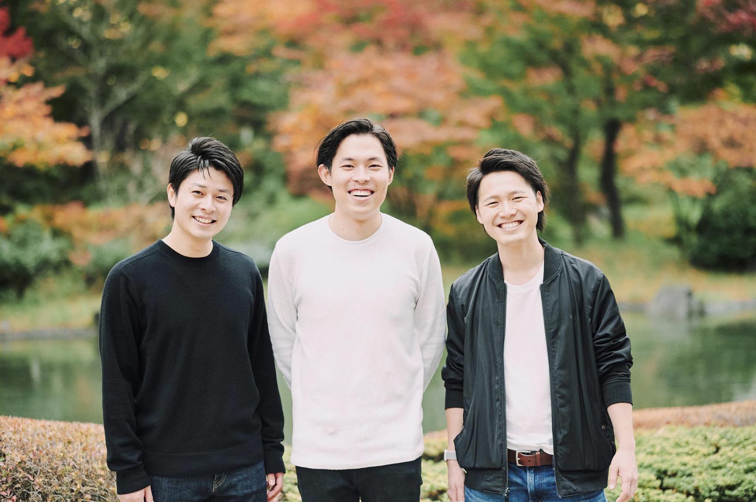 創業メンバー。左からCOO前本航太氏、CEO門奈剣平氏、CTO深谷哲史氏。