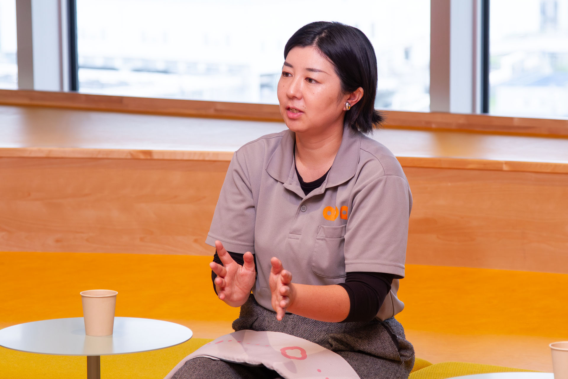 宇井 吉美：中学時代、祖母がうつ病となった経験から、「介護の負担を減らしたい」とロボット開発者の道を志し、千葉工業大学在学中にabaを設立。実習先の介護施設で「おむつを開けずに中が見たい」という願いに出会い、便や尿のにおいを検知する排泄センサー「ヘルプパッド（Helppad）」を開発・製品化。おむつ交換タイミングの最適化や排泄情報の蓄積/解析/活用によって介護する人・される人双方の負担軽減を目指している。