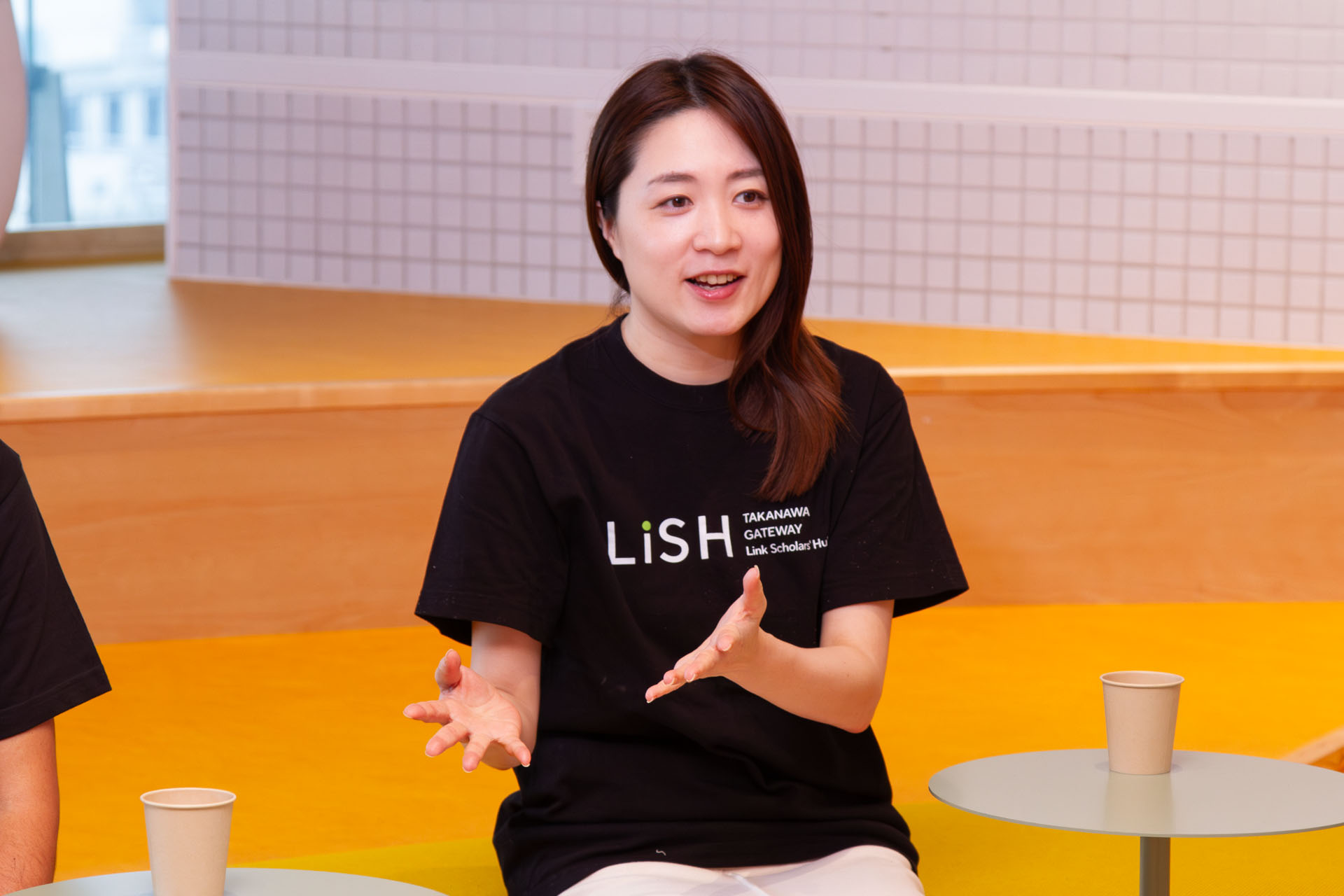 島川 えり子：2013年に東日本旅客鉄道株式会社に入社し、JR東日本グループのホテル開発や運営、旅行業の仕入れ業務や新宿駅勤務等を経験した後、2021年より品川開発プロジェクトを担当。TAKANAWA GATEWAY CITYにおける、ビジネス創造施設「LiSH」の企画・開業準備等を担当するとともに、アカデミアや大企業との共創等も担当。