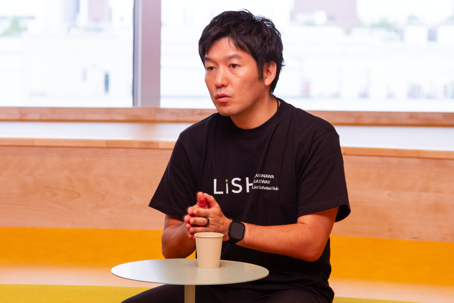 元村 比翼：2006 年に東日本旅客鉄道株式会社に入社し、駅ビルの店舗運営やテナントリーシング、土地や高架下の不動産管理業務等を経験した後、2016 年より品川開発プロジェクトを担当。 2022年4月からは約1年半シリコンバレーに駐在し、帰国後はTAKANAWA GATEWAY CITYにおけるスタートアップエコシステムの構築や高輪地球益ファンドを主導。海外CVC「JRE Ventures」の立ち上げにも携わる。
